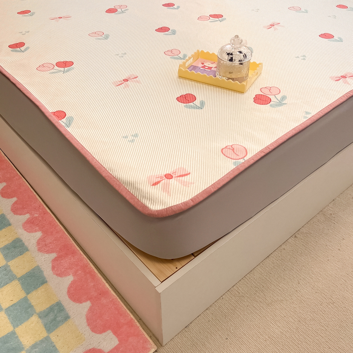 91家纺网 家纺一手货源 找家纺 懒猫家纺 2026春夏新款600D数码印花冰藤凉席席子-床笠款 郁金香