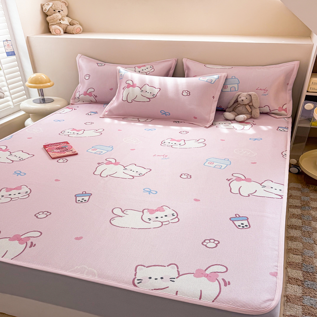 91家纺网 家纺一手货源 找家纺 懒猫家纺 2026春夏新款600D数码印花冰藤凉席席子-床笠款 奶茶猫咪