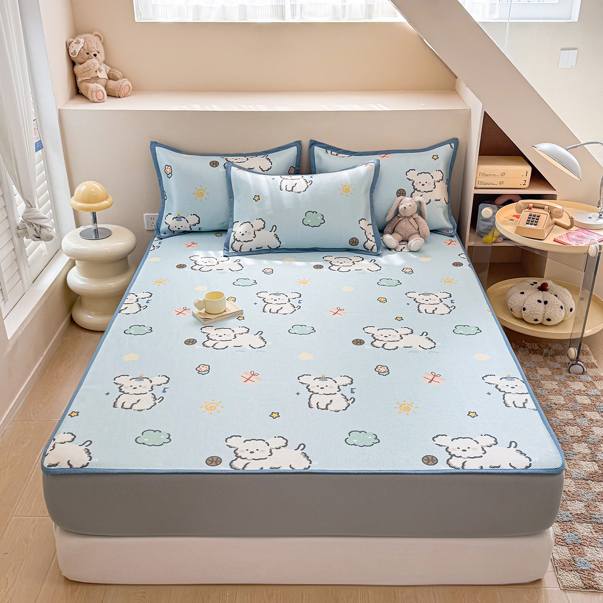 91家纺网 家纺一手货源 找家纺 懒猫家纺 2026春夏新款600D数码印花冰藤凉席席子-床笠款 玩耍小狗-蓝