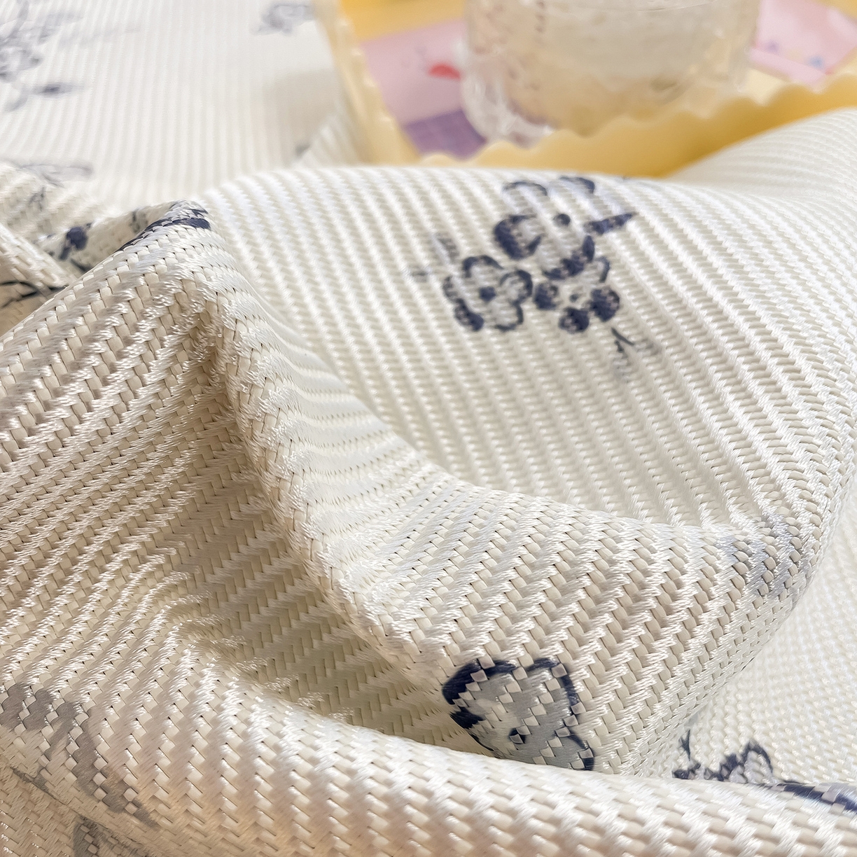 91家纺网 家纺一手货源 找家纺 懒猫家纺 2026春夏新款600D数码印花冰藤凉席席子-床笠款 时光清浅