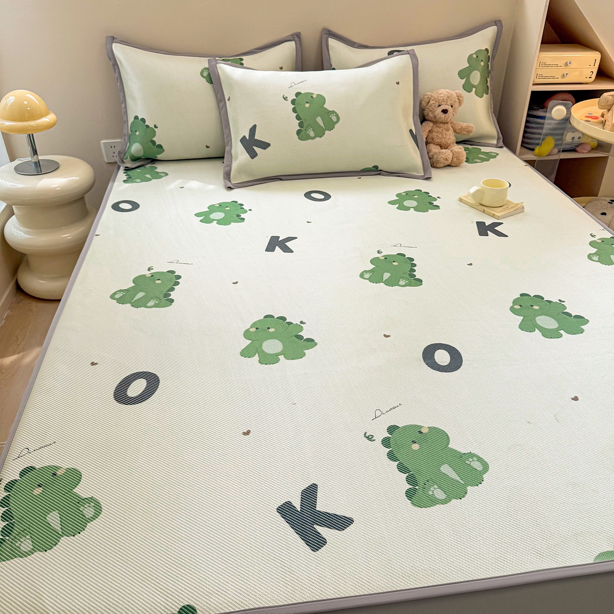 91家纺网 家纺一手货源 找家纺 懒猫家纺 2026春夏新款600D数码印花冰藤凉席席子-床笠款 小恐龙怪兽