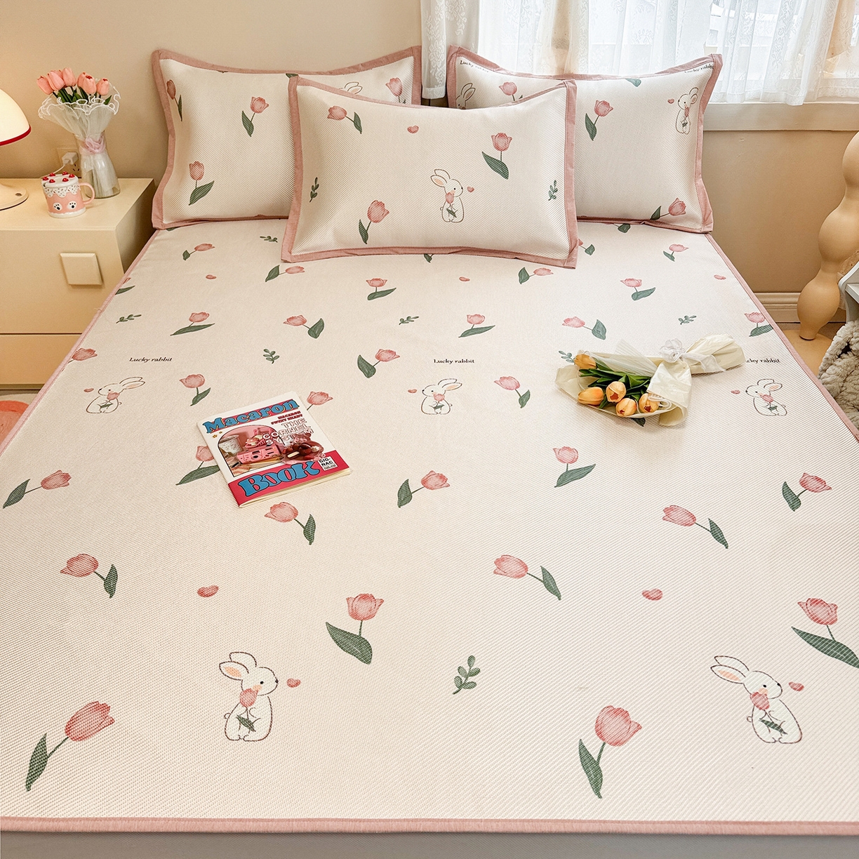 91家纺网 家纺一手货源 找家纺 懒猫家纺 2026春夏新款600D数码印花冰藤凉席席子-床笠款 花田小兔