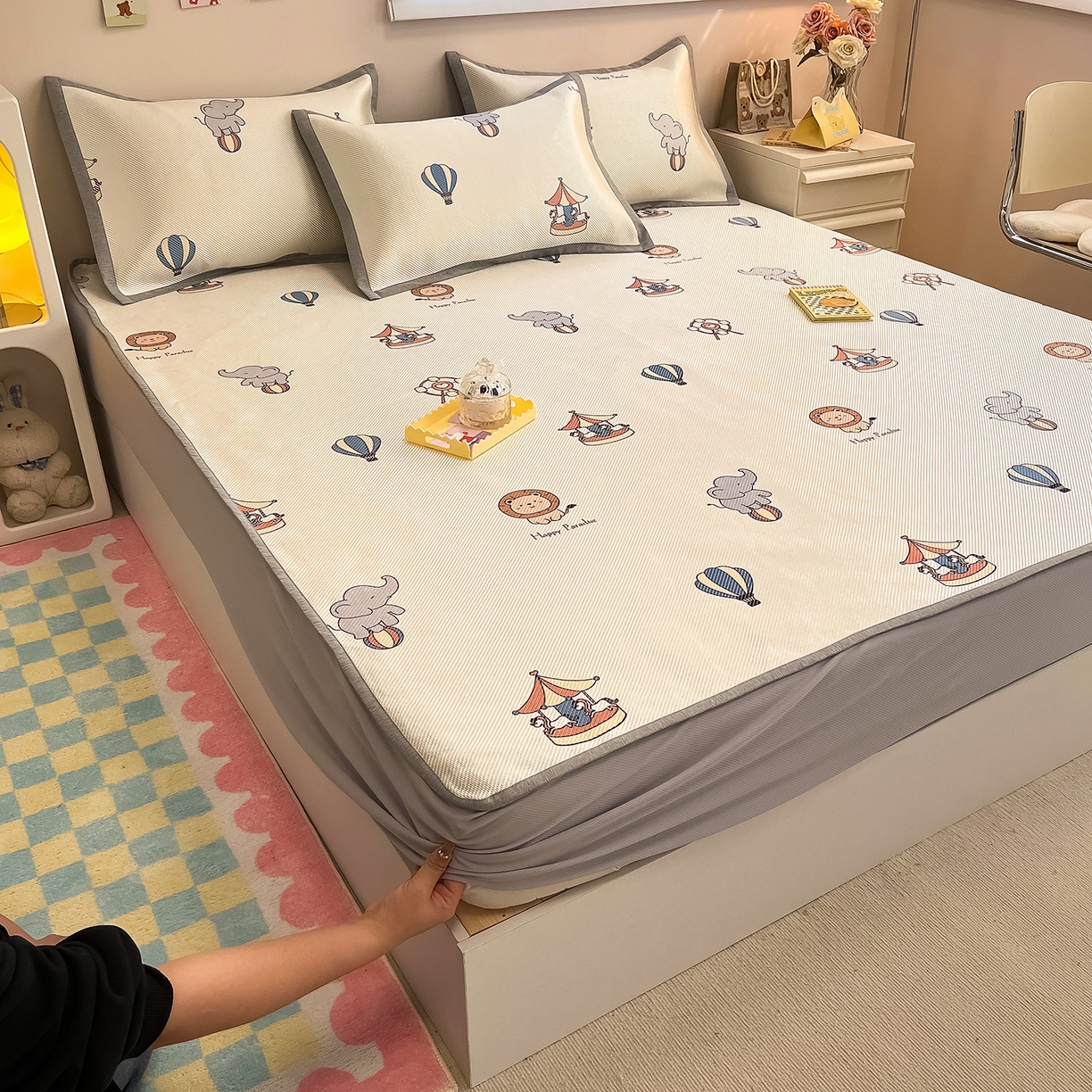 91家纺网 家纺一手货源 找家纺 懒猫家纺 2026春夏新款600D数码印花冰藤凉席席子-床笠款 游乐园