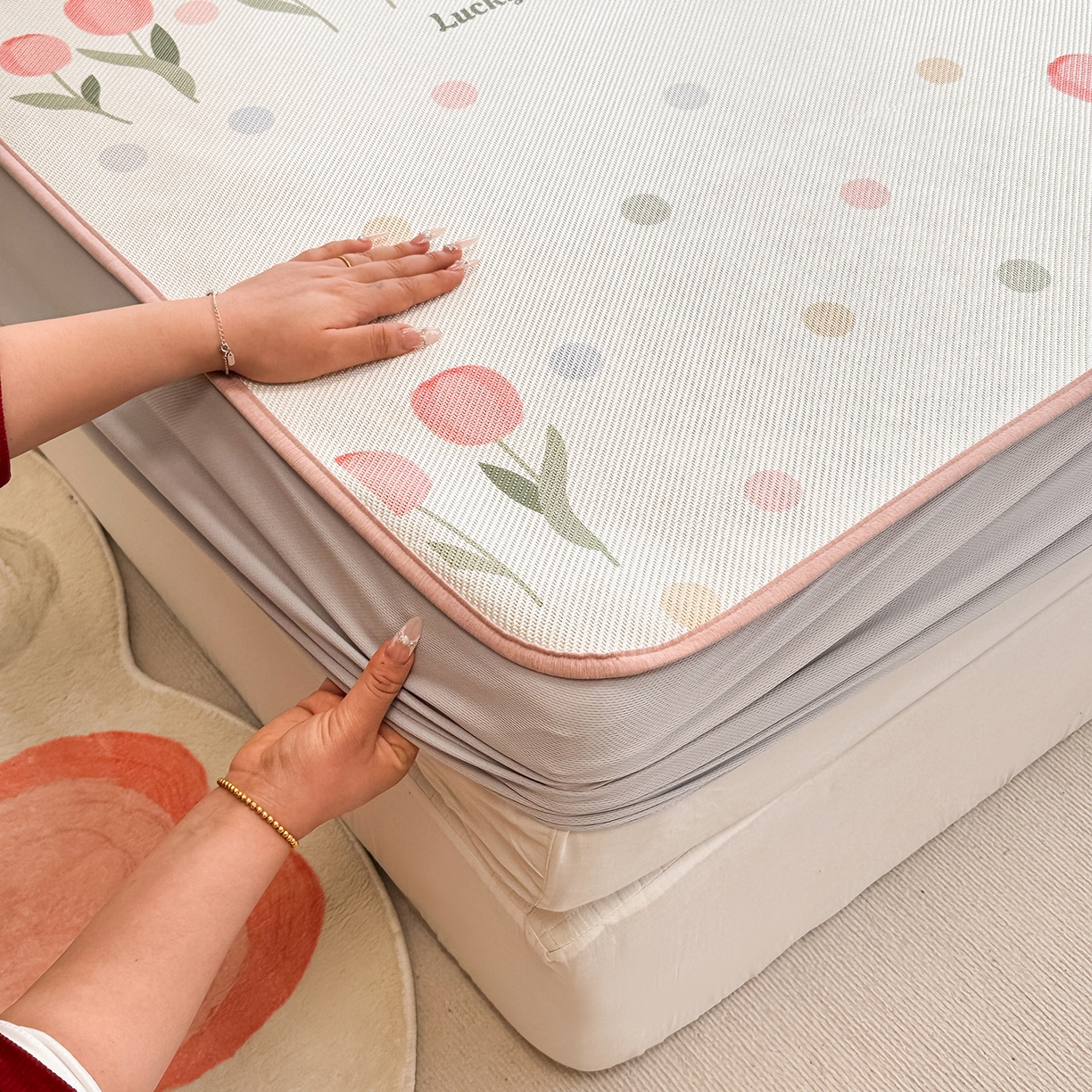 91家纺网 家纺一手货源 找家纺 懒猫家纺 2026春夏新款600D数码印花冰藤凉席席子-床笠款 浪漫郁金香