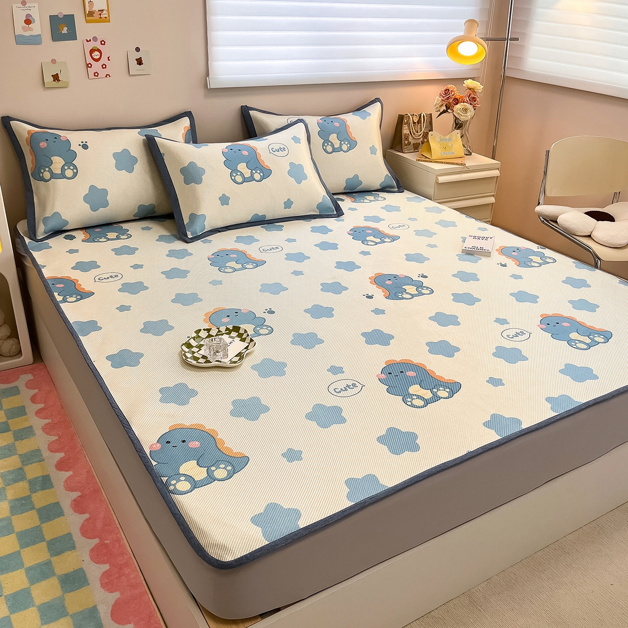 91家纺网 家纺一手货源 找家纺 懒猫家纺 2026春夏新款600D数码印花冰藤凉席席子-床笠款 小恐龙