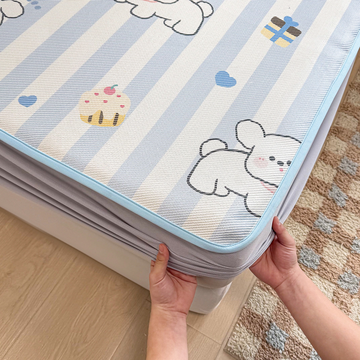 91家纺网 家纺一手货源 找家纺 懒猫家纺 2026春夏新款600D数码印花冰藤凉席席子-床笠款 甜品小狗