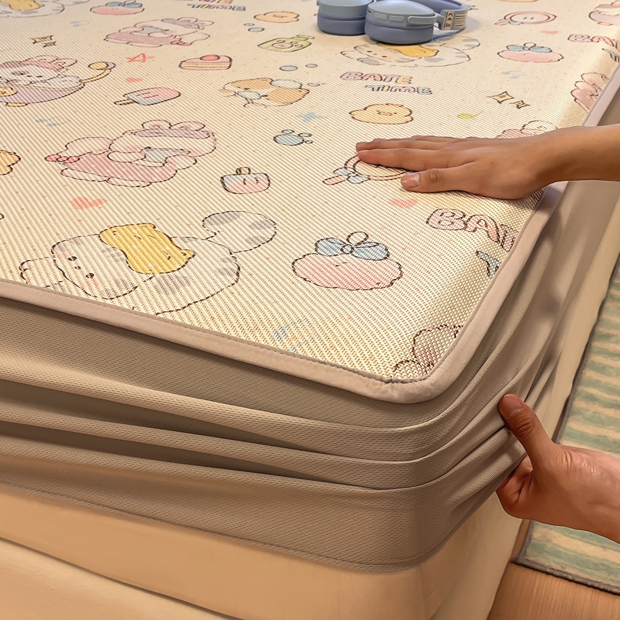 91家纺网 家纺一手货源 找家纺 懒猫家纺 2026春夏新款600D数码印花冰藤凉席席子-床笠款 小猫泡泡浴