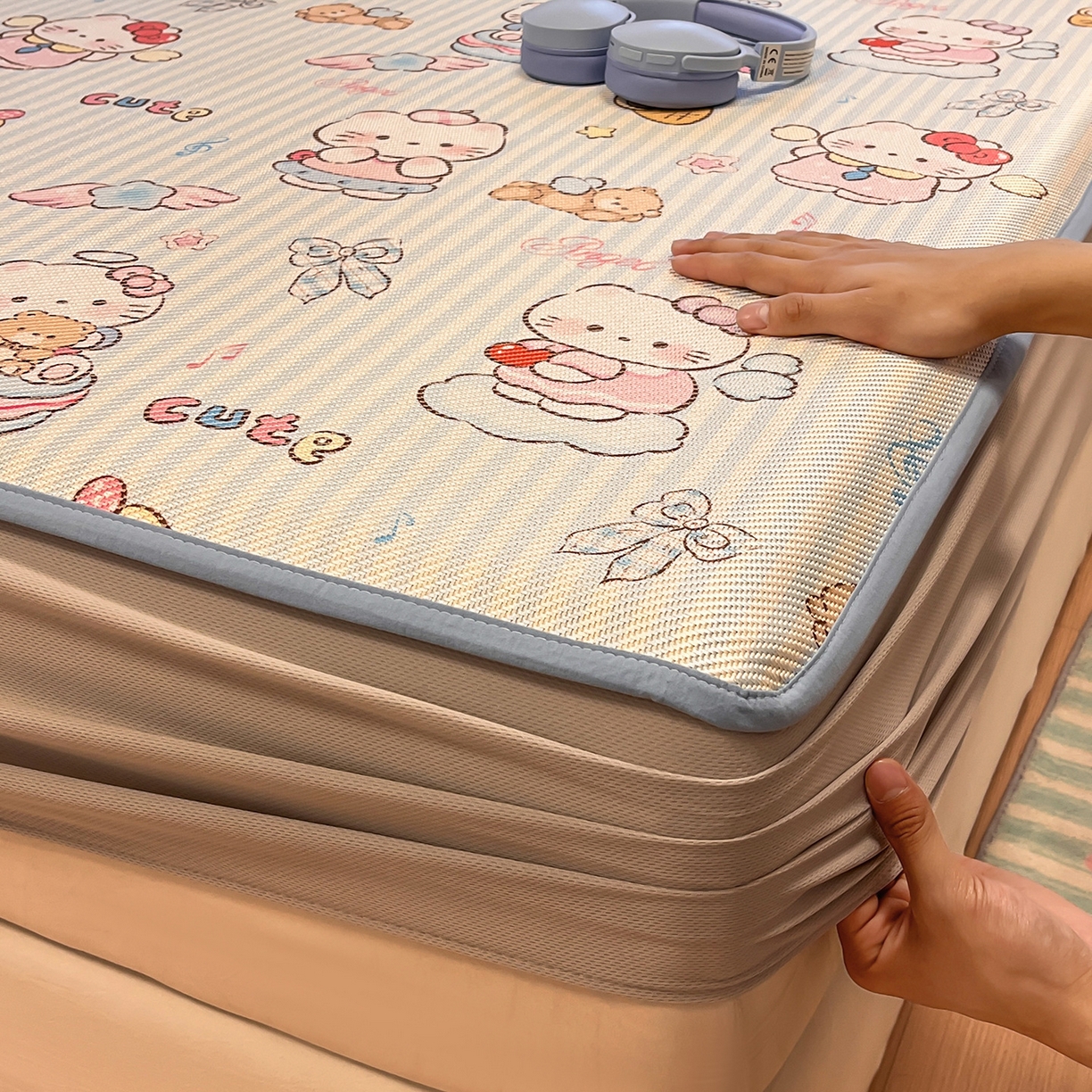 91家纺网 家纺一手货源 找家纺 懒猫家纺 2026春夏新款600D数码印花冰藤凉席席子-床笠款 甜心天使