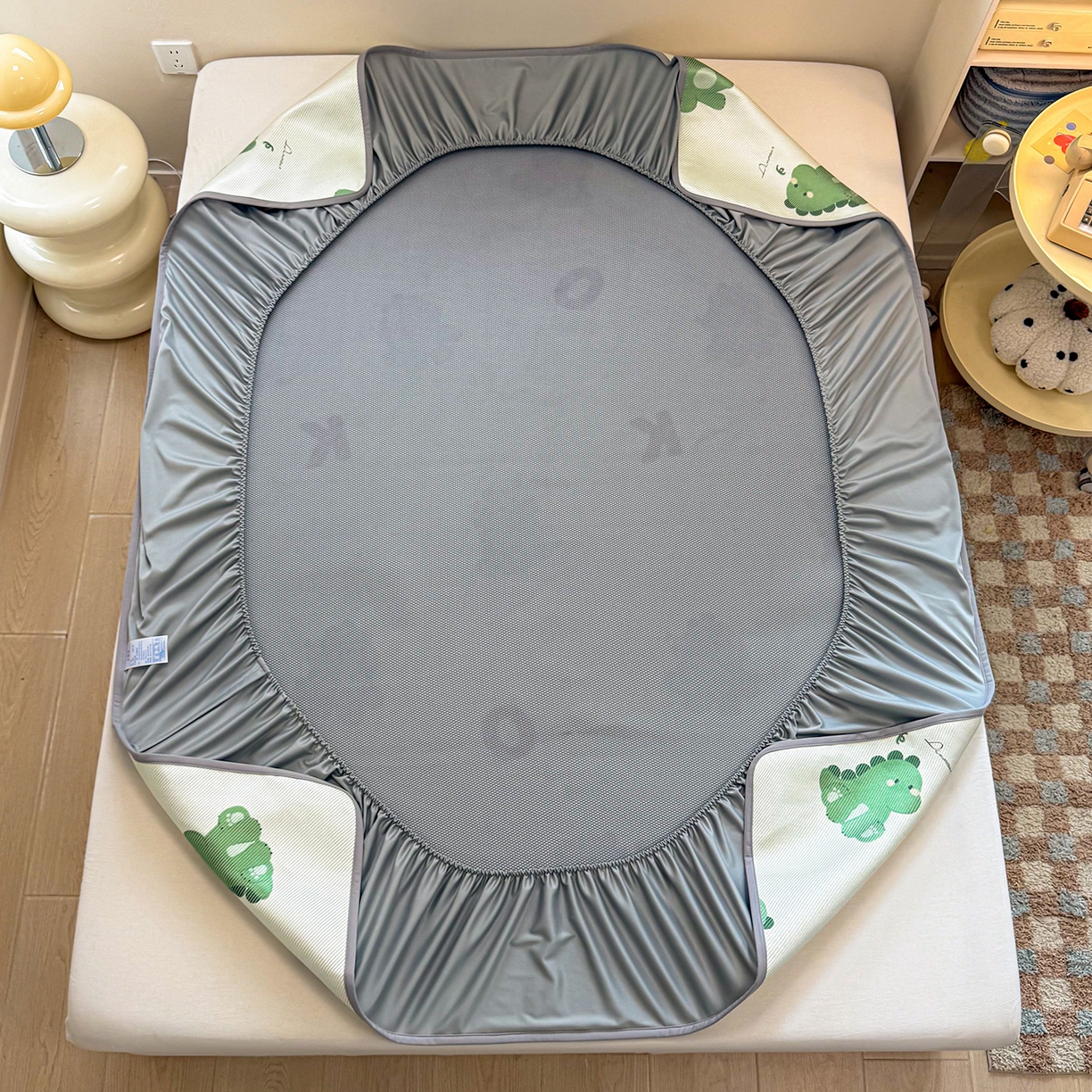 91家纺网 家纺一手货源 找家纺 懒猫家纺 2026春夏新款600D数码印花冰藤凉席席子-床笠款 小恐龙怪兽