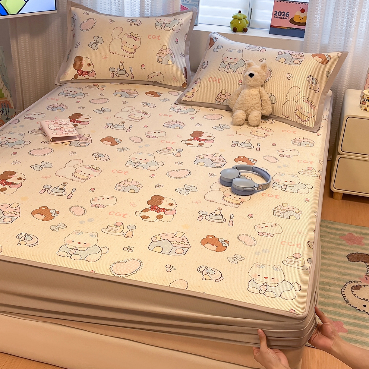 91家纺网 家纺一手货源 找家纺 懒猫家纺 2026春夏新款600D数码印花冰藤凉席席子-床笠款 甜品小屋