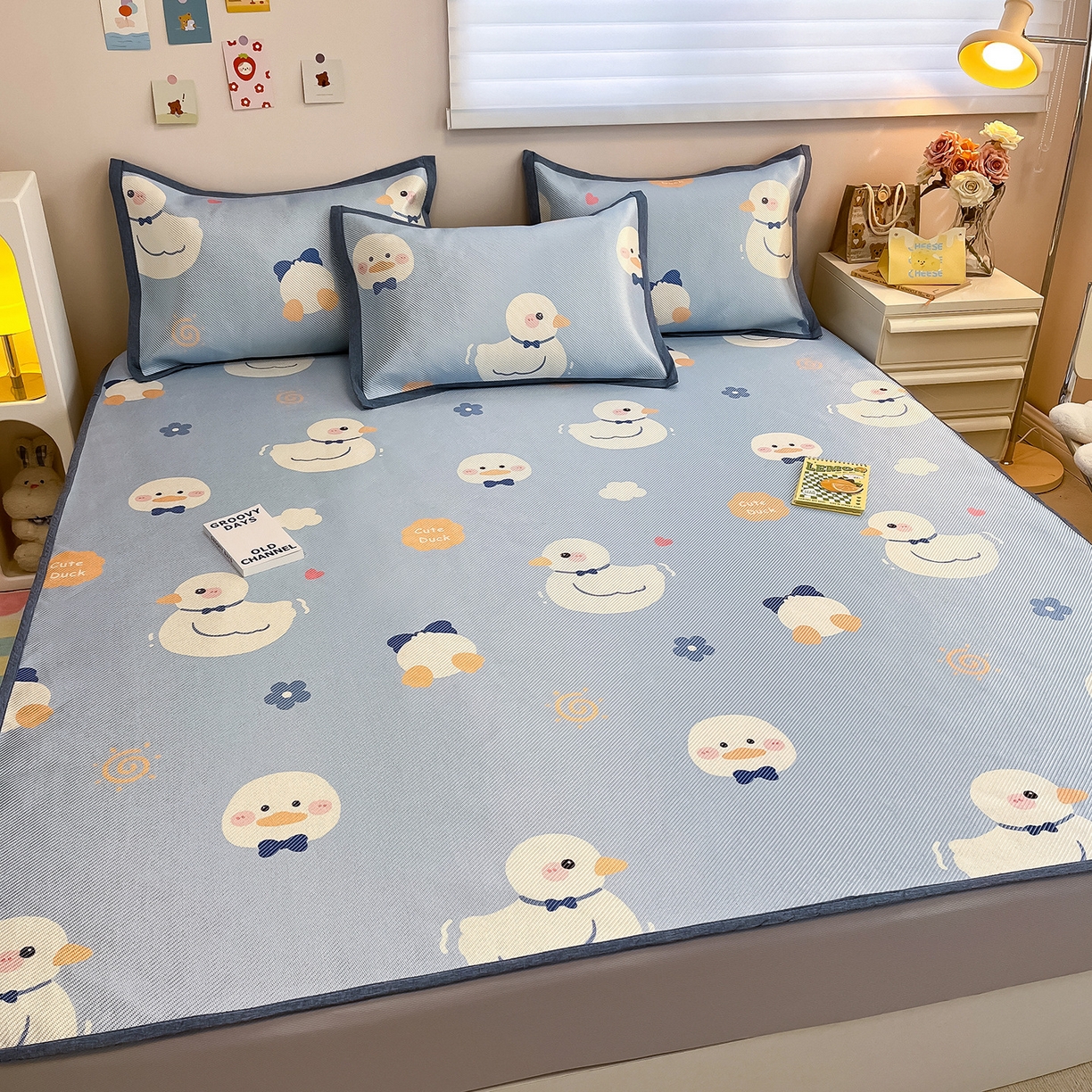 91家纺网 家纺一手货源 找家纺 懒猫家纺 2026春夏新款600D数码印花冰藤凉席席子-床笠款 小鸭子