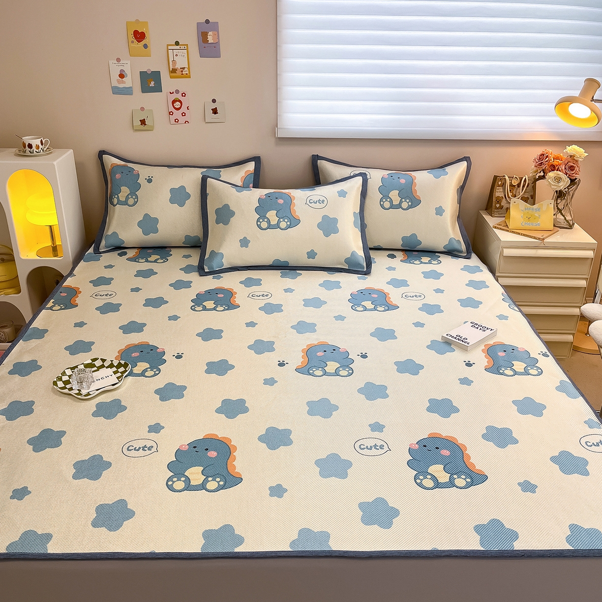 91家纺网 家纺一手货源 找家纺 懒猫家纺 2026春夏新款600D数码印花冰藤凉席席子-床笠款 小恐龙