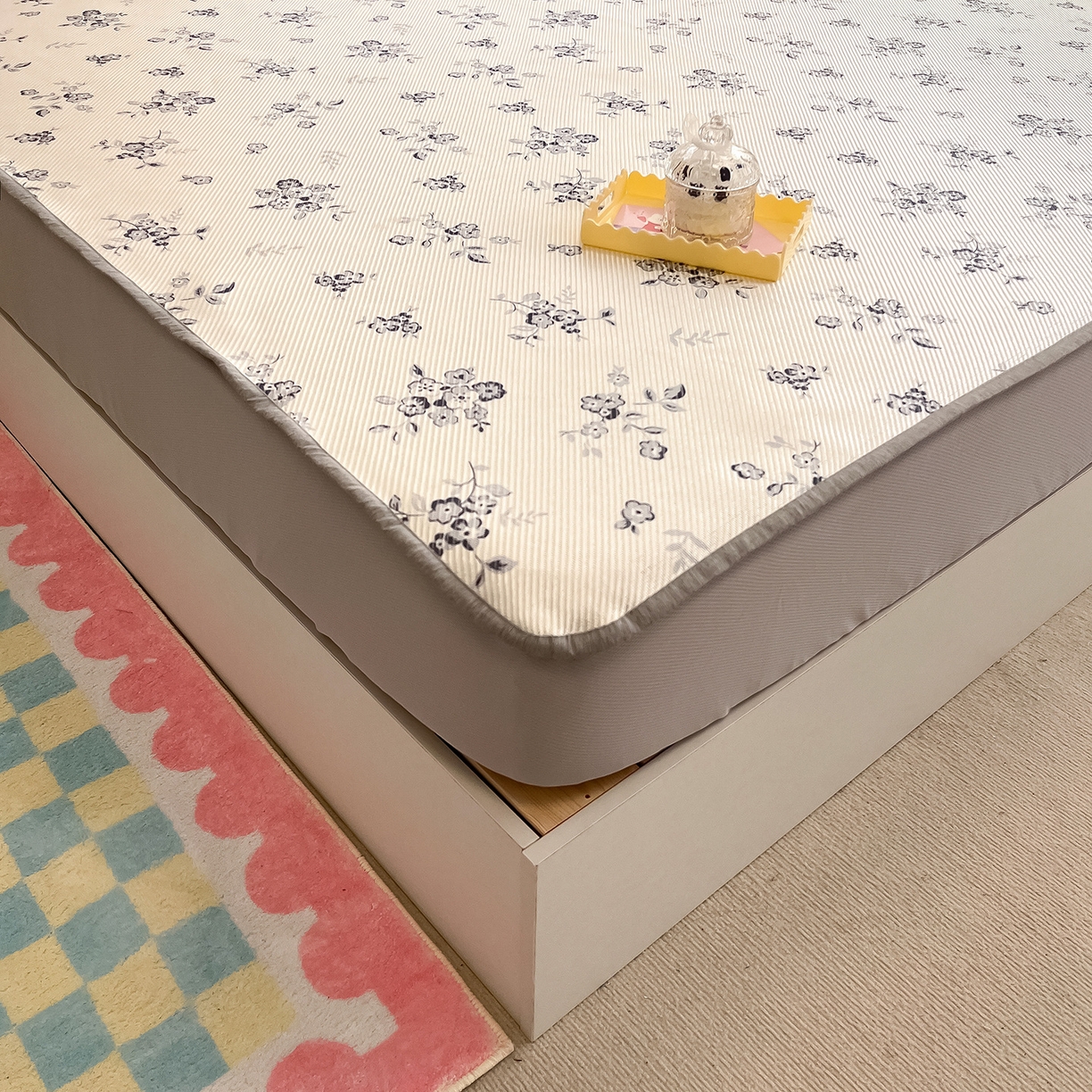 91家纺网 家纺一手货源 找家纺 懒猫家纺 2026春夏新款600D数码印花冰藤凉席席子-床笠款 时光清浅