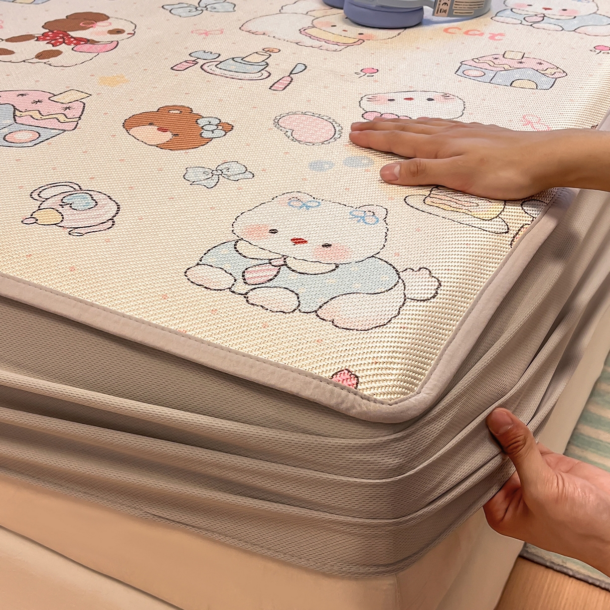 91家纺网 家纺一手货源 找家纺 懒猫家纺 2026春夏新款600D数码印花冰藤凉席席子-床笠款 甜品小屋