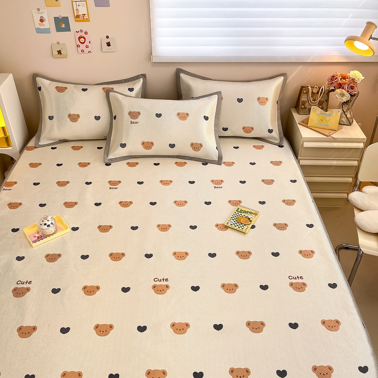 91家纺网 家纺一手货源 找家纺 懒猫家纺 2026春夏新款600D数码印花冰藤凉席席子-床笠款 小熊仔