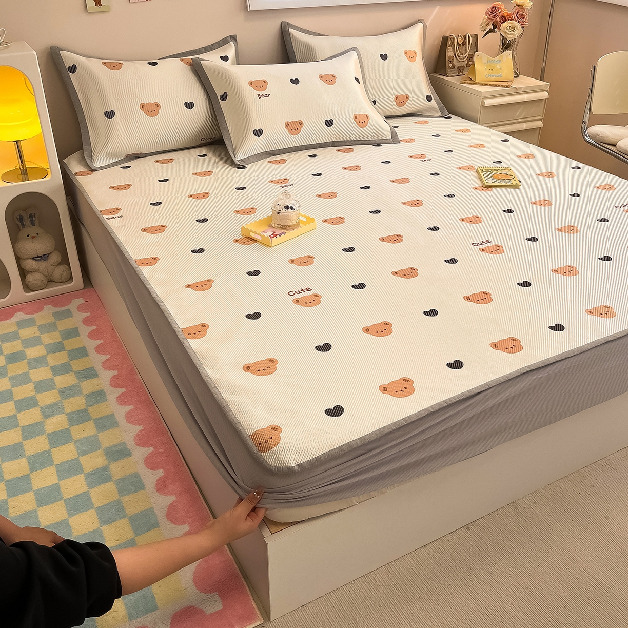 91家纺网 家纺一手货源 找家纺 懒猫家纺 2026春夏新款600D数码印花冰藤凉席席子-床笠款 小熊仔