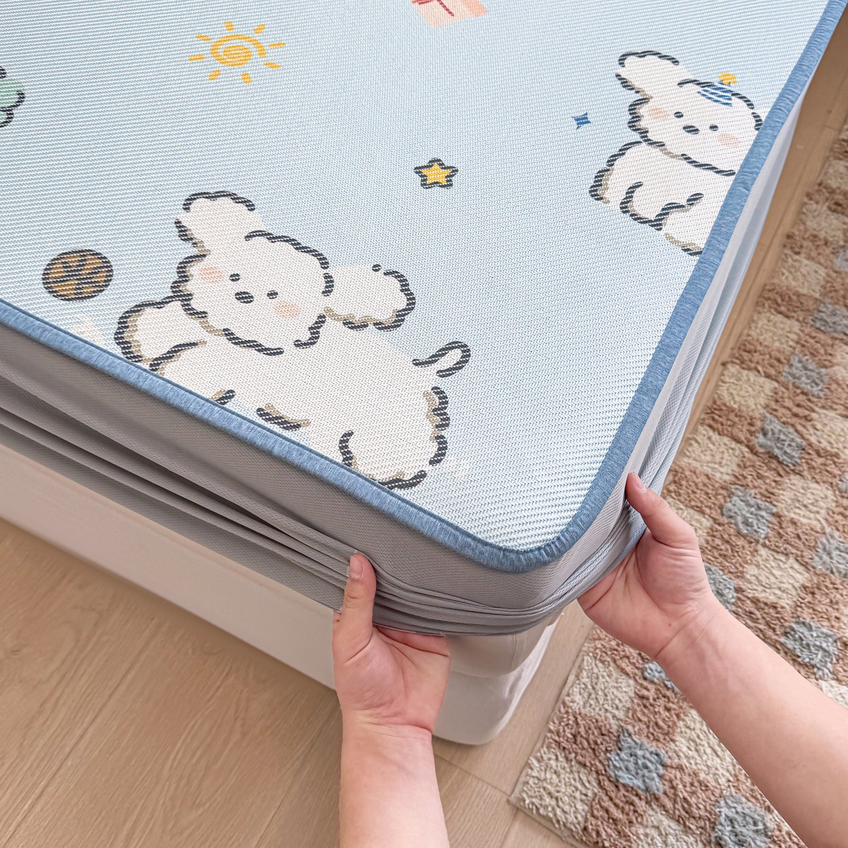 91家纺网 家纺一手货源 找家纺 懒猫家纺 2026春夏新款600D数码印花冰藤凉席席子-床笠款 玩耍小狗-蓝