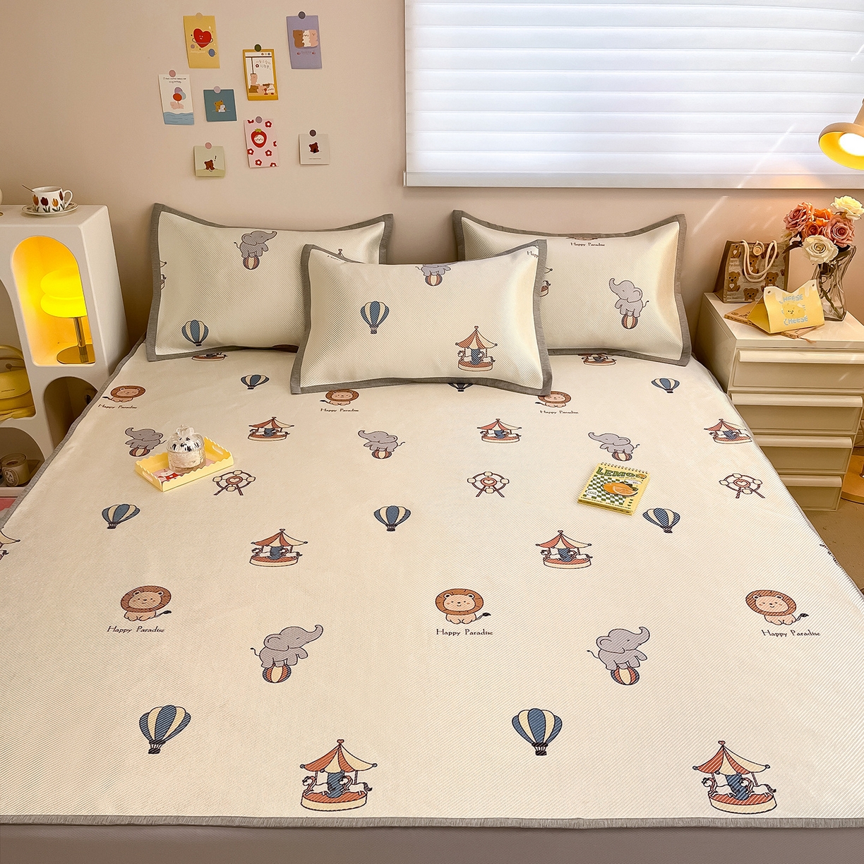 91家纺网 家纺一手货源 找家纺 懒猫家纺 2026春夏新款600D数码印花冰藤凉席席子-床笠款 游乐园