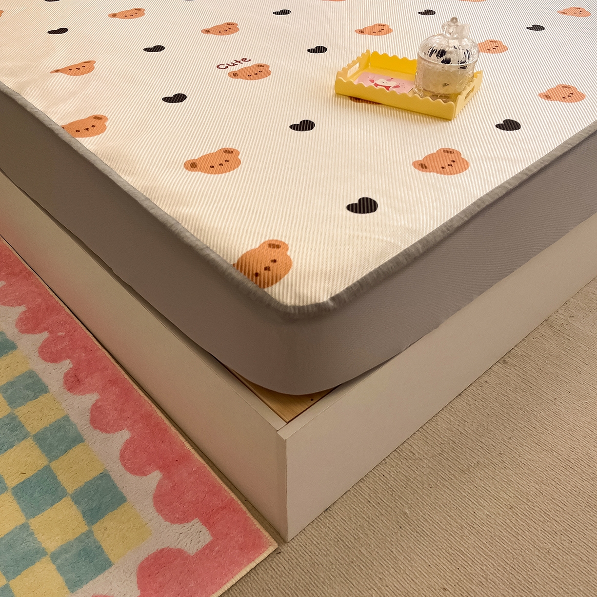 91家纺网 家纺一手货源 找家纺 懒猫家纺 2026春夏新款600D数码印花冰藤凉席席子-床笠款 小熊仔