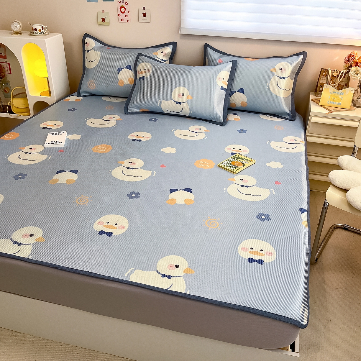 91家纺网 家纺一手货源 找家纺 懒猫家纺 2026春夏新款600D数码印花冰藤凉席席子-床笠款 小鸭子