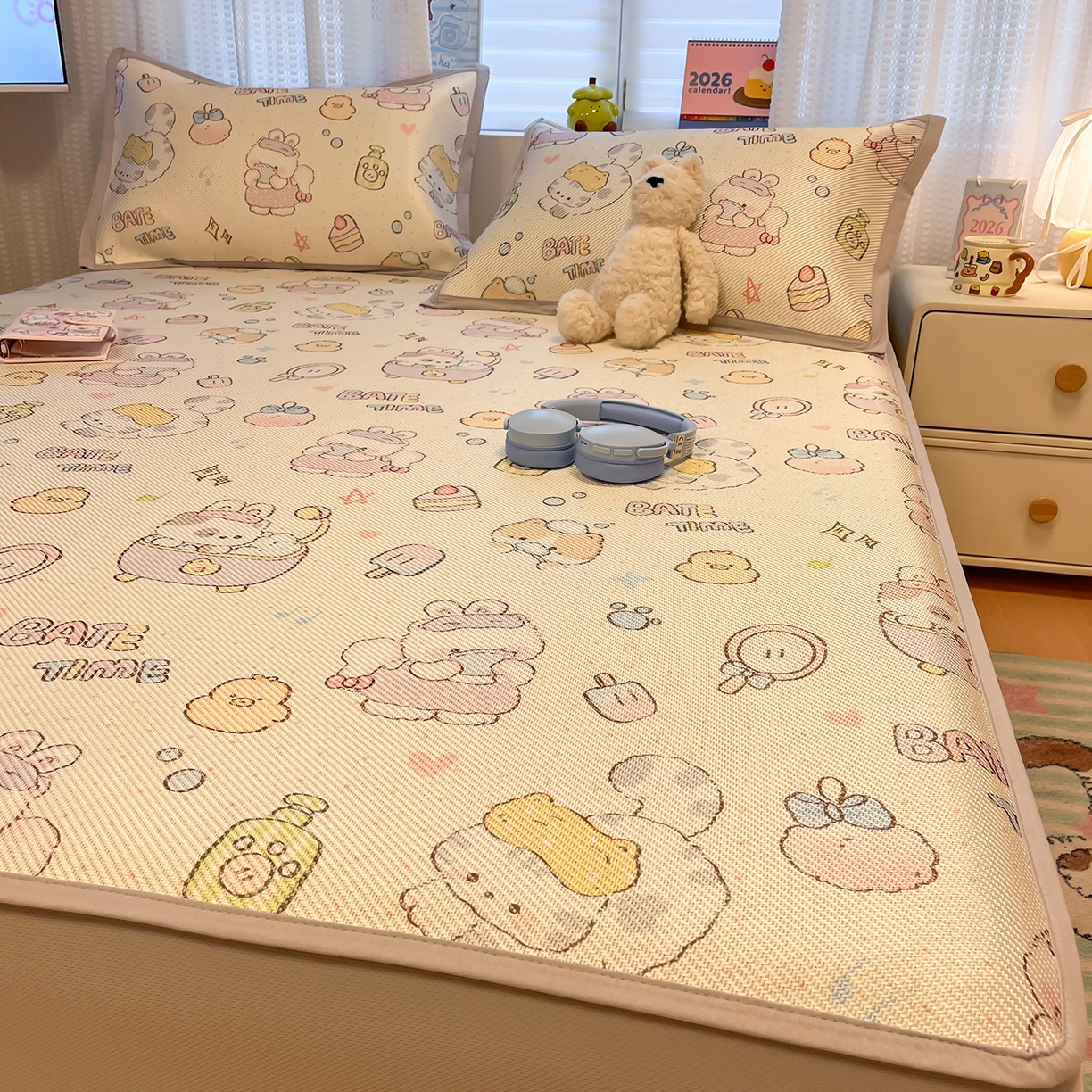 91家纺网 家纺一手货源 找家纺 懒猫家纺 2026春夏新款600D数码印花冰藤凉席席子-床笠款 小猫泡泡浴