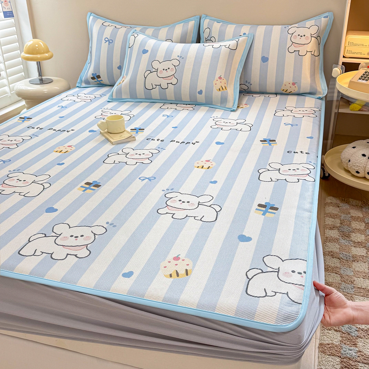 91家纺网 家纺一手货源 找家纺 懒猫家纺 2026春夏新款600D数码印花冰藤凉席席子-床笠款 甜品小狗