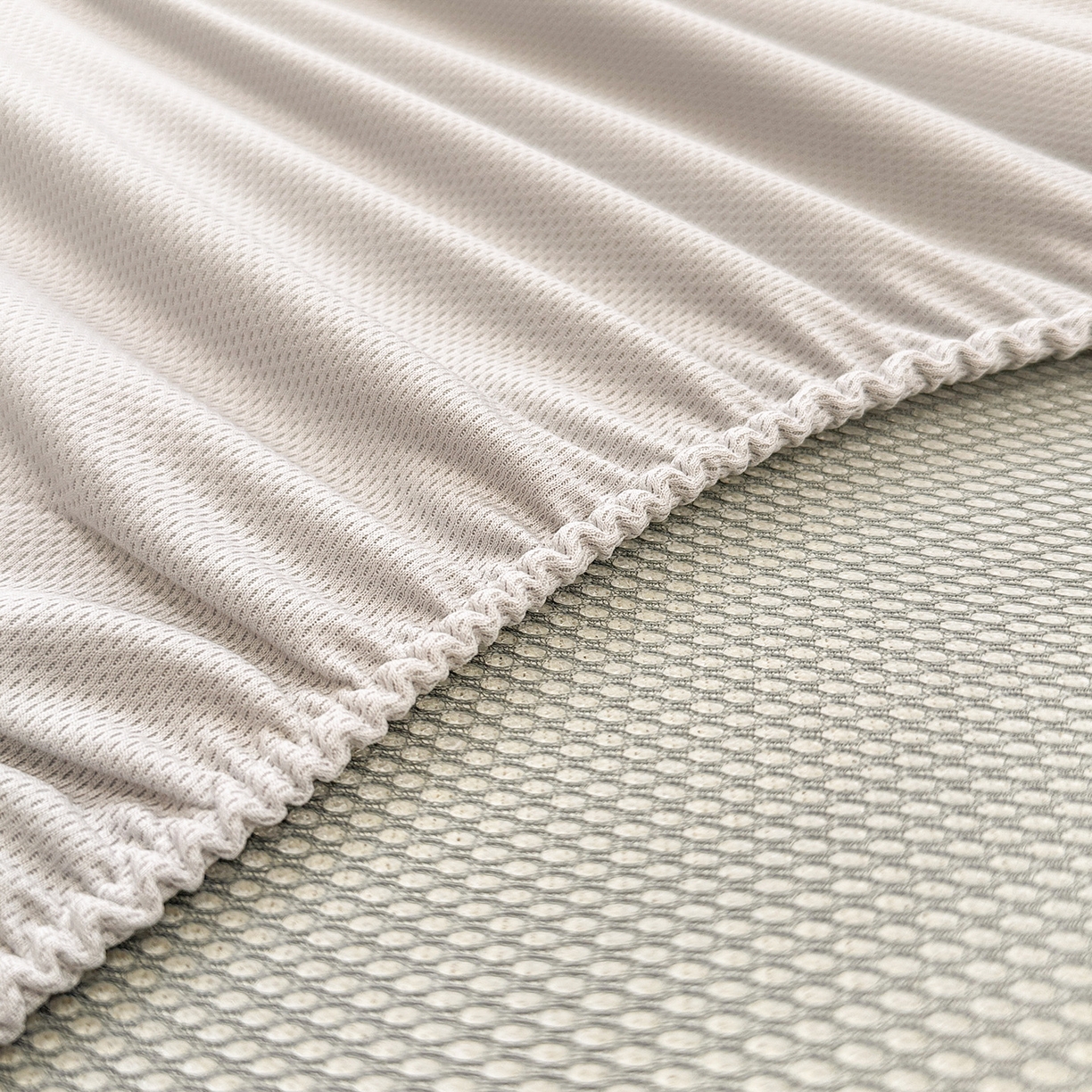 91家纺网 家纺一手货源 找家纺 懒猫家纺 2026春夏新款600D数码印花冰藤凉席席子-床笠款 花田小兔