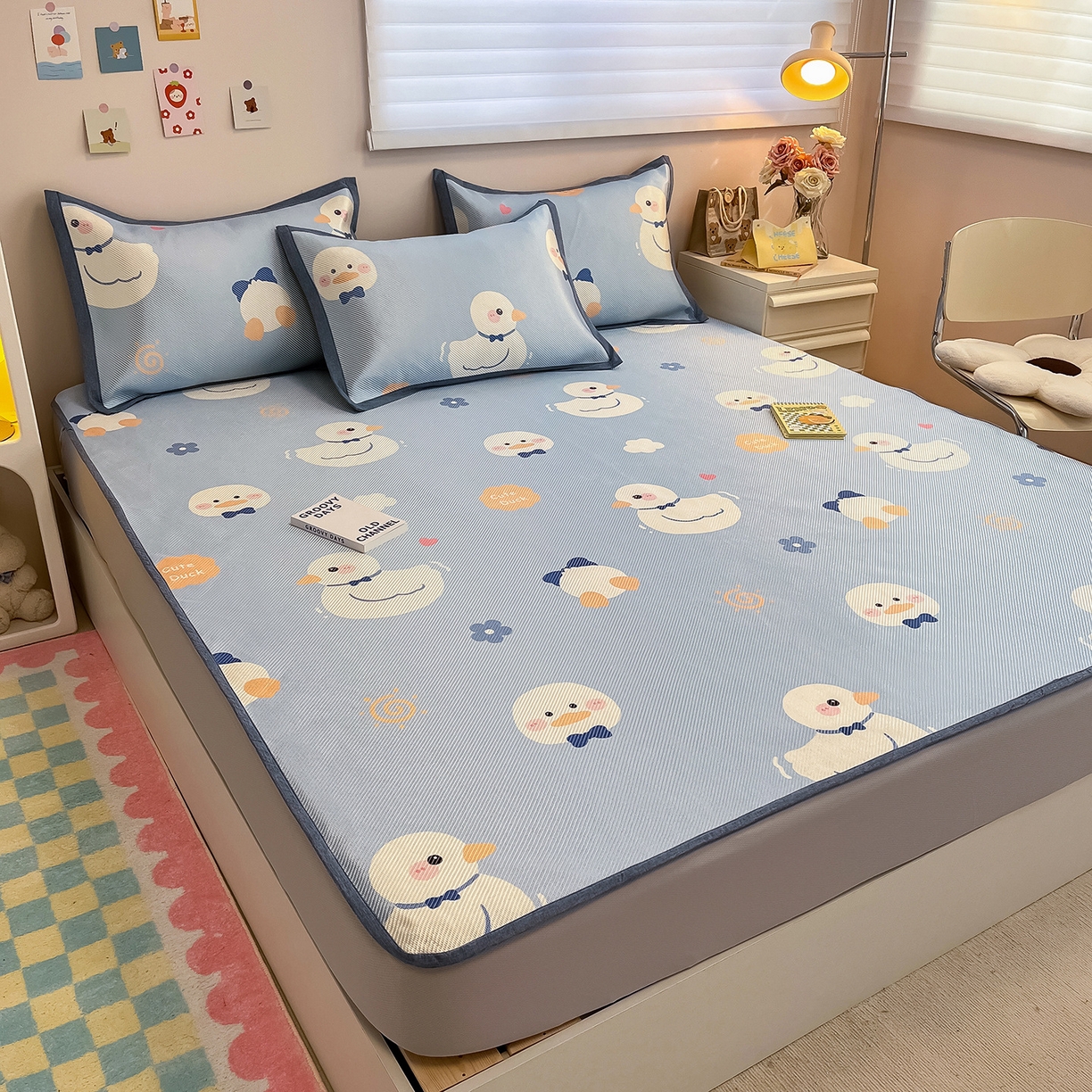 91家纺网 家纺一手货源 找家纺 懒猫家纺 2026春夏新款600D数码印花冰藤凉席席子-床笠款 小鸭子