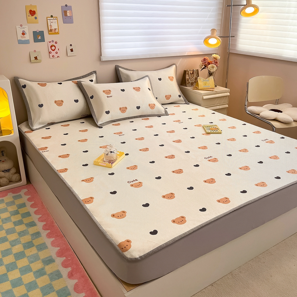 91家纺网 家纺一手货源 找家纺 懒猫家纺 2026春夏新款600D数码印花冰藤凉席席子-床笠款 小熊仔