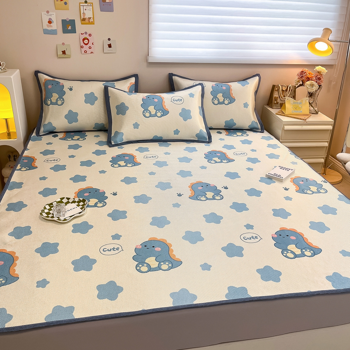 91家纺网 家纺一手货源 找家纺 懒猫家纺 2026春夏新款600D数码印花冰藤凉席席子-床笠款 小恐龙