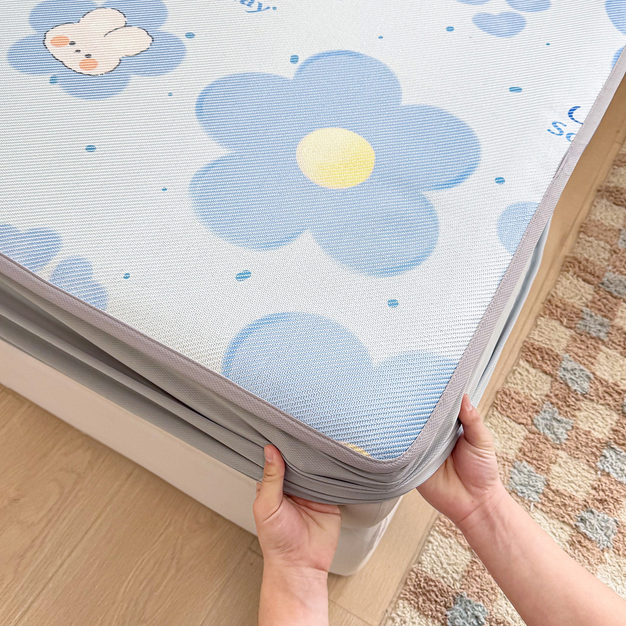 91家纺网 家纺一手货源 找家纺 懒猫家纺 2026春夏新款600D数码印花冰藤凉席席子-床笠款 兔兔花开