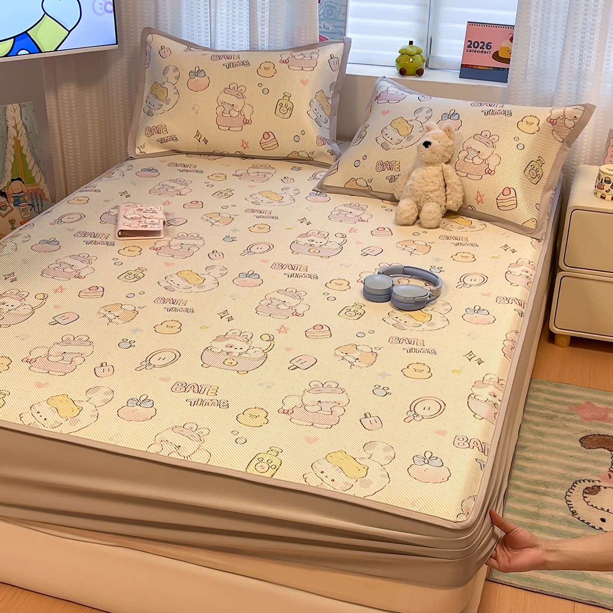 91家纺网 家纺一手货源 找家纺 懒猫家纺 2026春夏新款600D数码印花冰藤凉席席子-床笠款 小猫泡泡浴