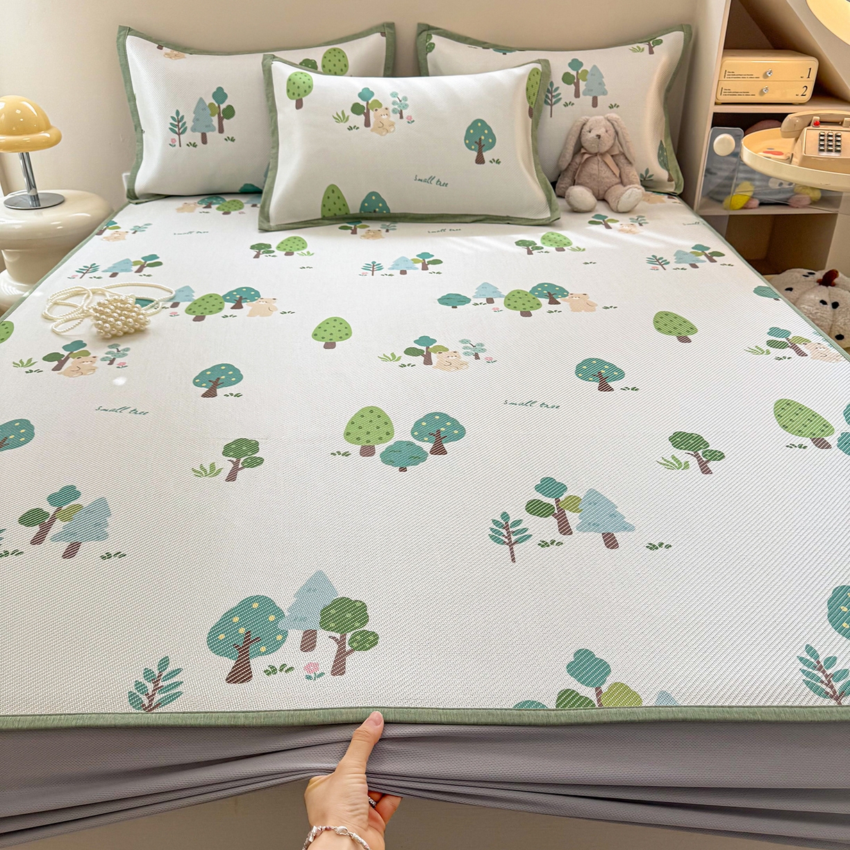 91家纺网 家纺一手货源 找家纺 懒猫家纺 2026春夏新款600D数码印花冰藤凉席席子-床笠款 森林小熊