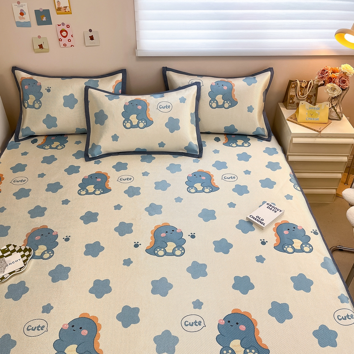 91家纺网 家纺一手货源 找家纺 懒猫家纺 2026春夏新款600D数码印花冰藤凉席席子-床笠款 小恐龙