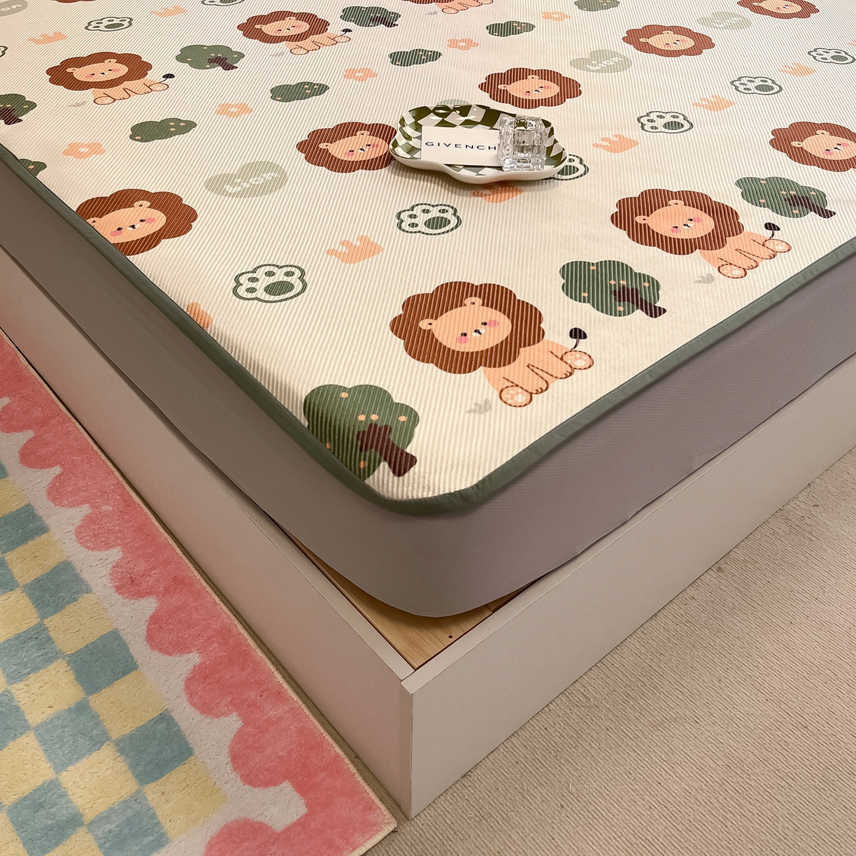 91家纺网 家纺一手货源 找家纺 懒猫家纺 2026春夏新款600D数码印花冰藤凉席席子-床笠款 狮子王