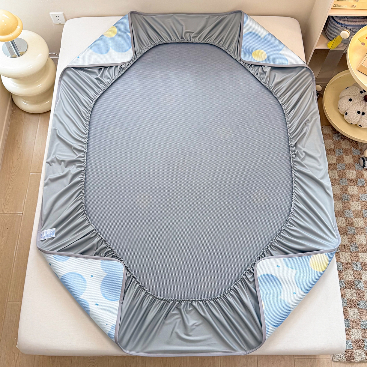 91家纺网 家纺一手货源 找家纺 懒猫家纺 2026春夏新款600D数码印花冰藤凉席席子-床笠款 兔兔花开