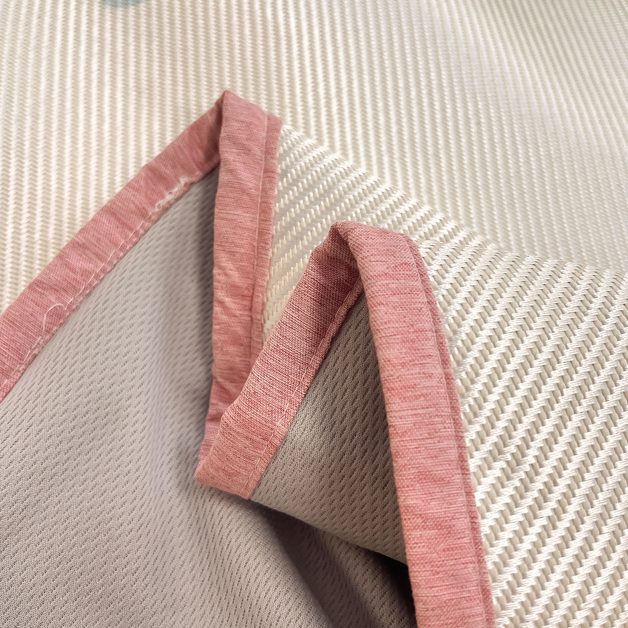 91家纺网 家纺一手货源 找家纺 懒猫家纺 2026春夏新款600D数码印花冰藤凉席席子-床笠款 郁金香