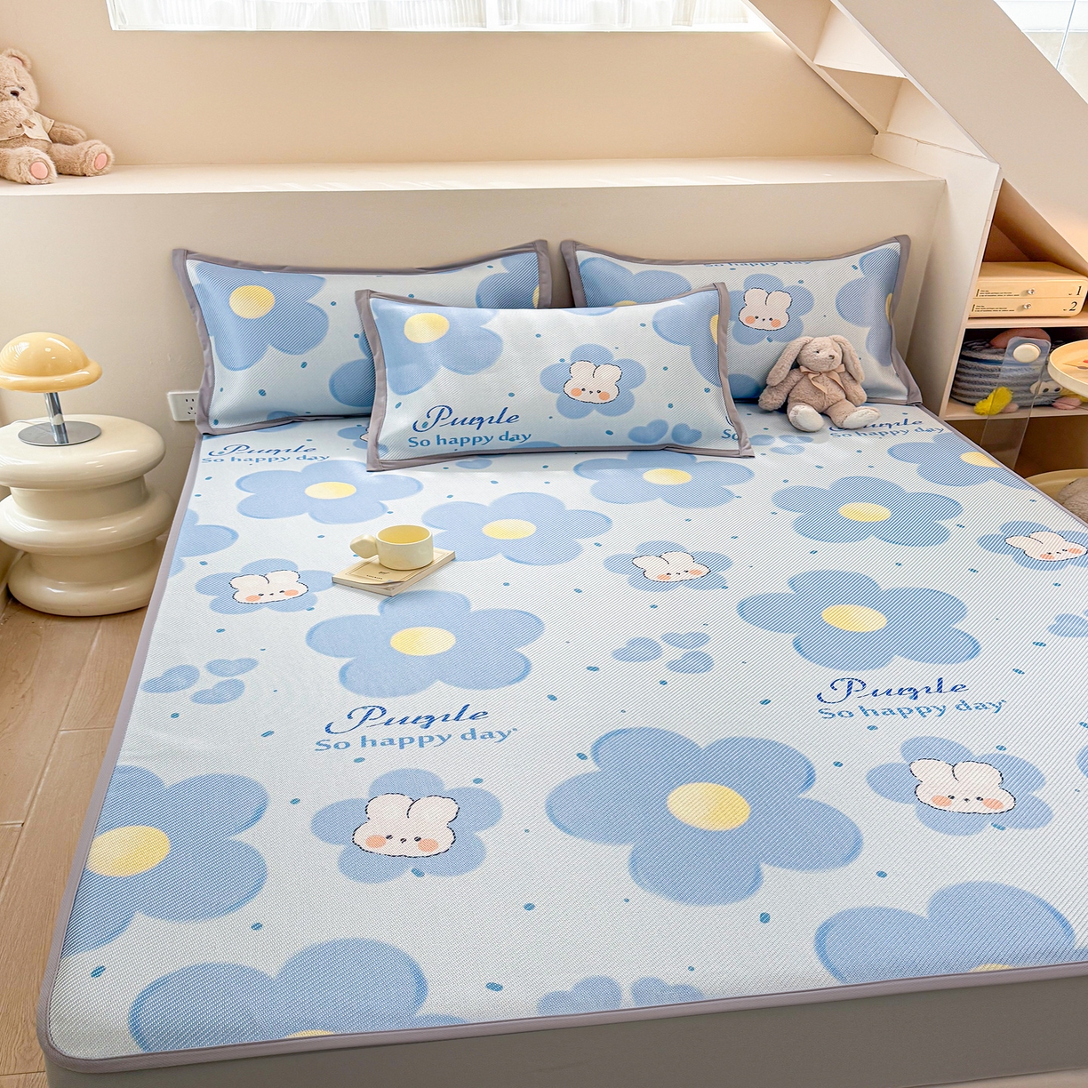 91家纺网 家纺一手货源 找家纺 懒猫家纺 2026春夏新款600D数码印花冰藤凉席席子-床笠款 兔兔花开