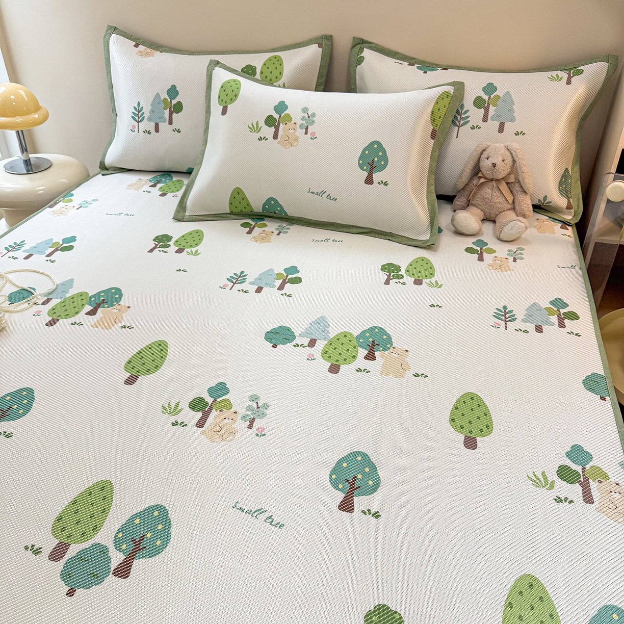 91家纺网 家纺一手货源 找家纺 懒猫家纺 2026春夏新款600D数码印花冰藤凉席席子-床笠款 森林小熊