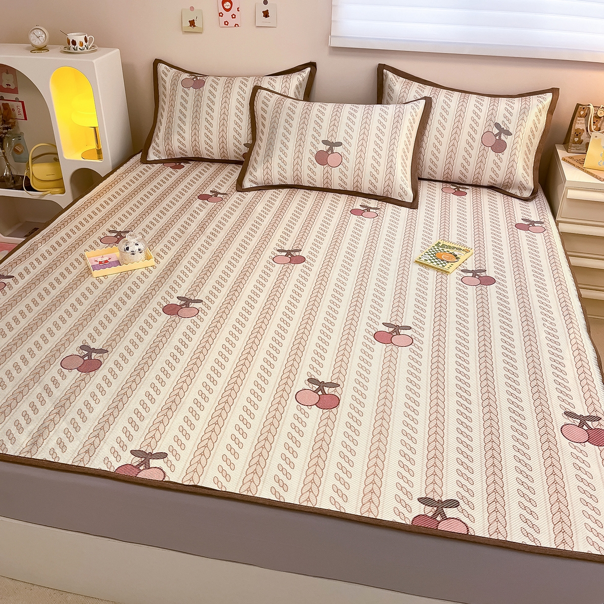 91家纺网 家纺一手货源 找家纺 懒猫家纺 2026春夏新款600D数码印花冰藤凉席席子-床笠款 硕果