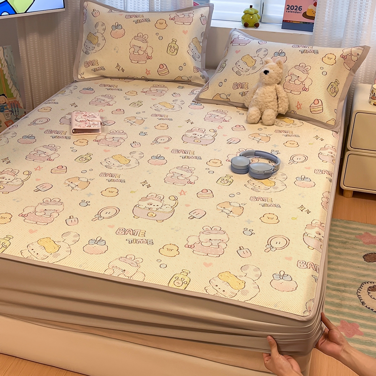 91家纺网 家纺一手货源 找家纺 懒猫家纺 2026春夏新款600D数码印花冰藤凉席席子-床笠款 小猫泡泡浴