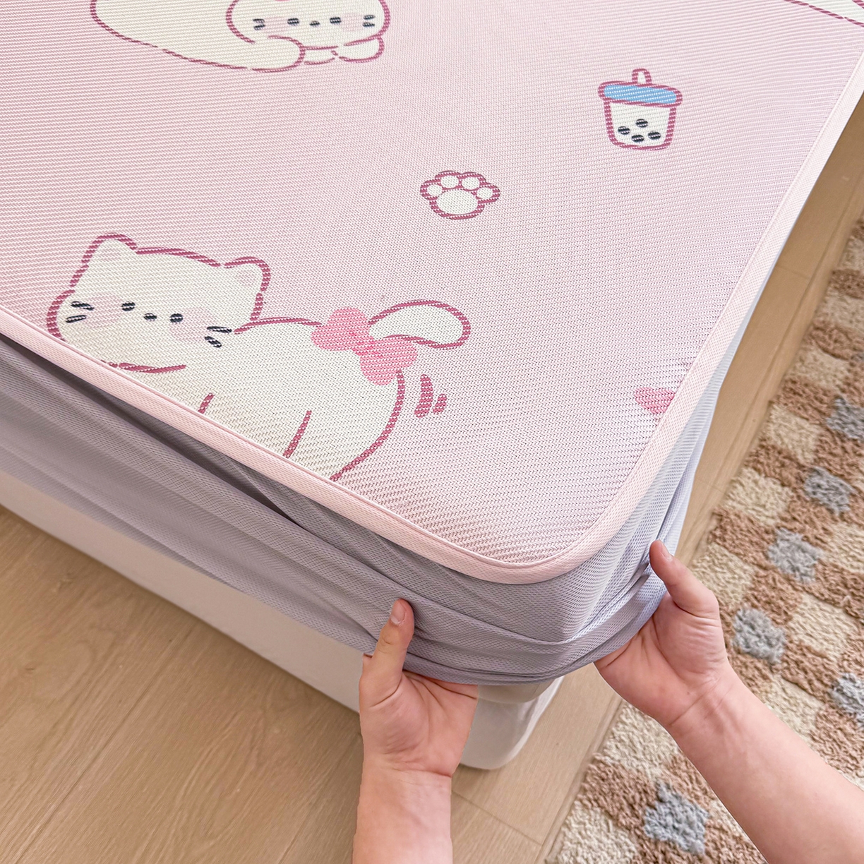 91家纺网 家纺一手货源 找家纺 懒猫家纺 2026春夏新款600D数码印花冰藤凉席席子-床笠款 奶茶猫咪