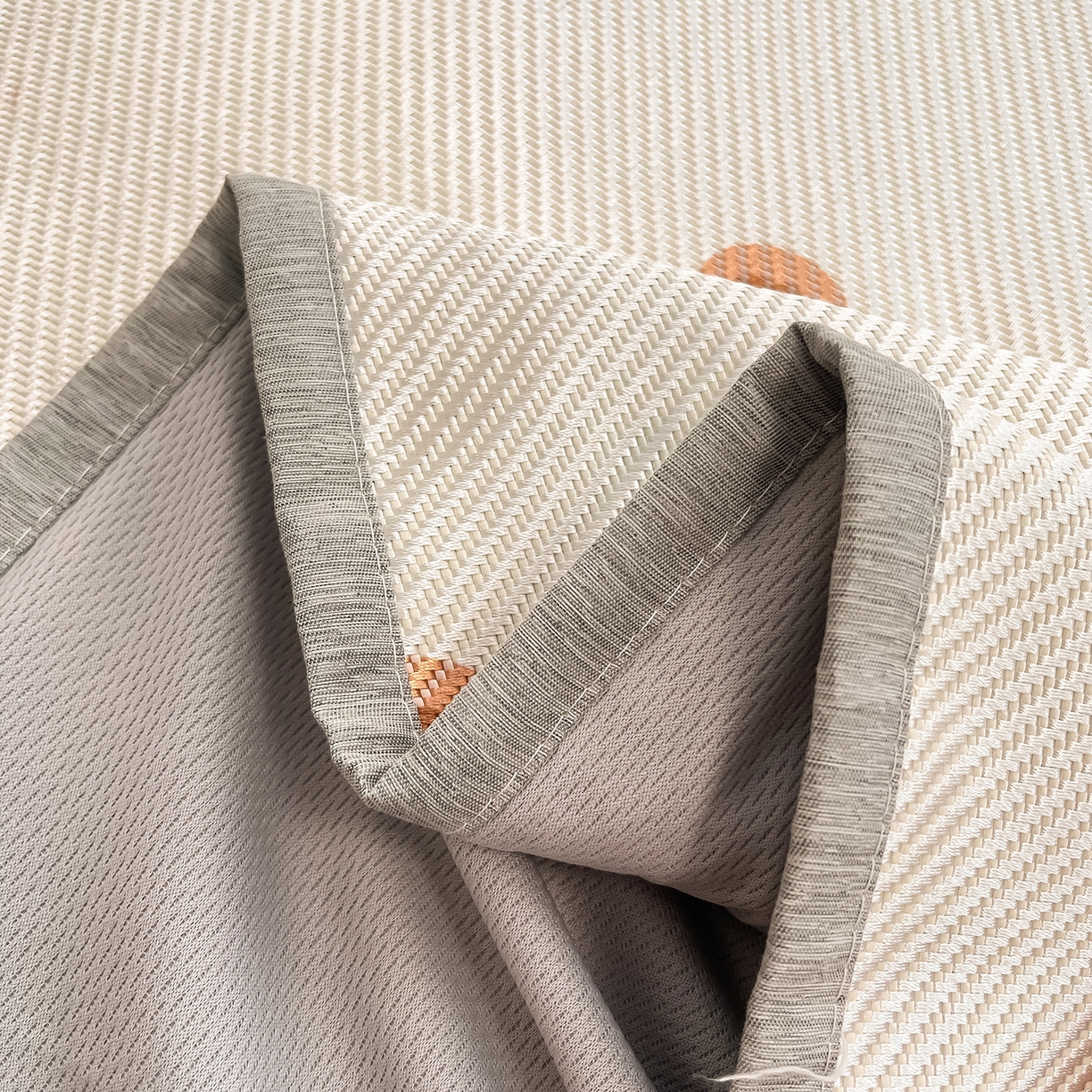 91家纺网 家纺一手货源 找家纺 懒猫家纺 2026春夏新款600D数码印花冰藤凉席席子-床笠款 小熊仔