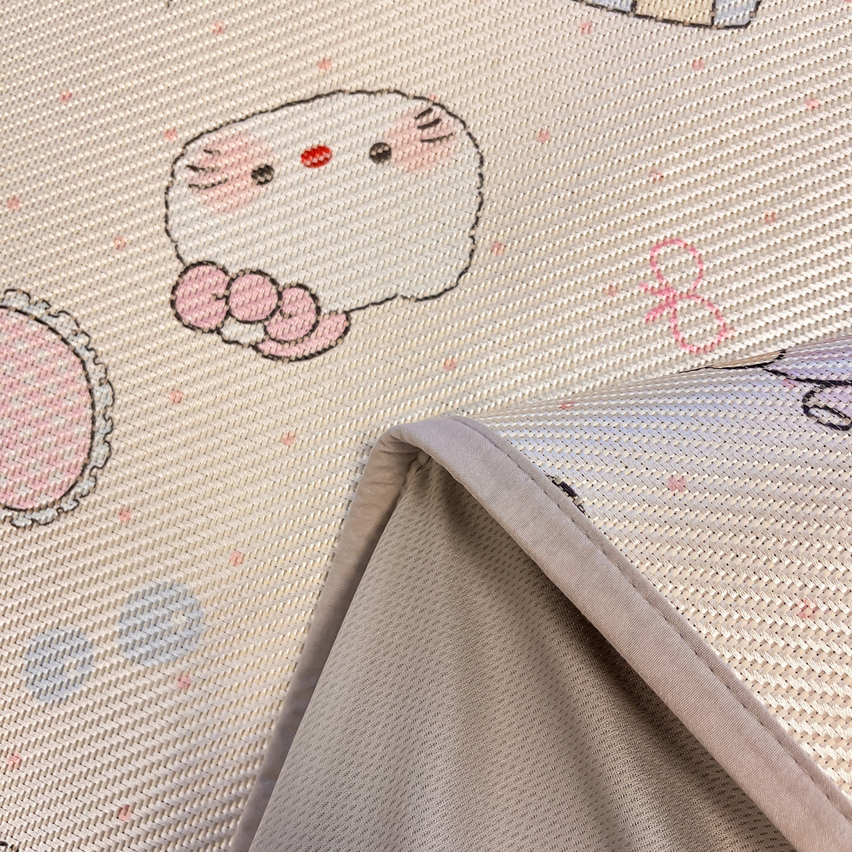 91家纺网 家纺一手货源 找家纺 懒猫家纺 2026春夏新款600D数码印花冰藤凉席席子-床笠款 甜品小屋