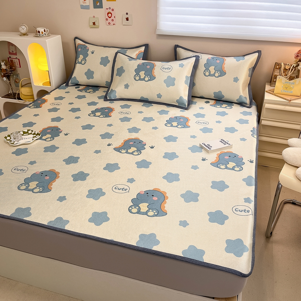 91家纺网 家纺一手货源 找家纺 懒猫家纺 2026春夏新款600D数码印花冰藤凉席席子-床笠款 小恐龙