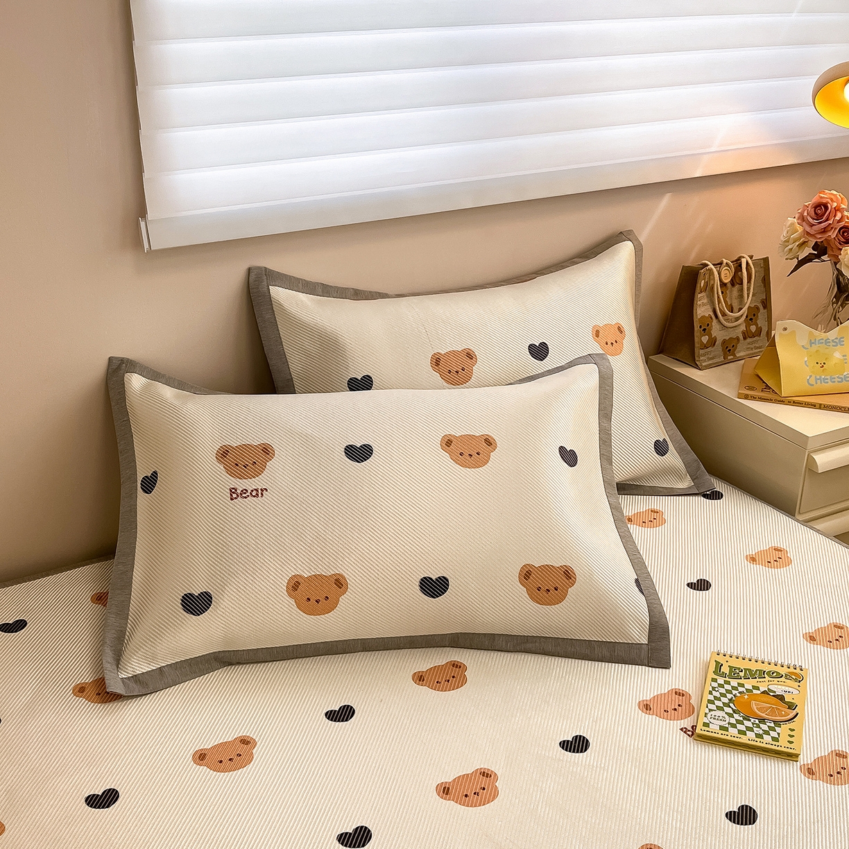 91家纺网 家纺一手货源 找家纺 懒猫家纺 2026春夏新款600D数码印花冰藤凉席席子-床笠款 小熊仔