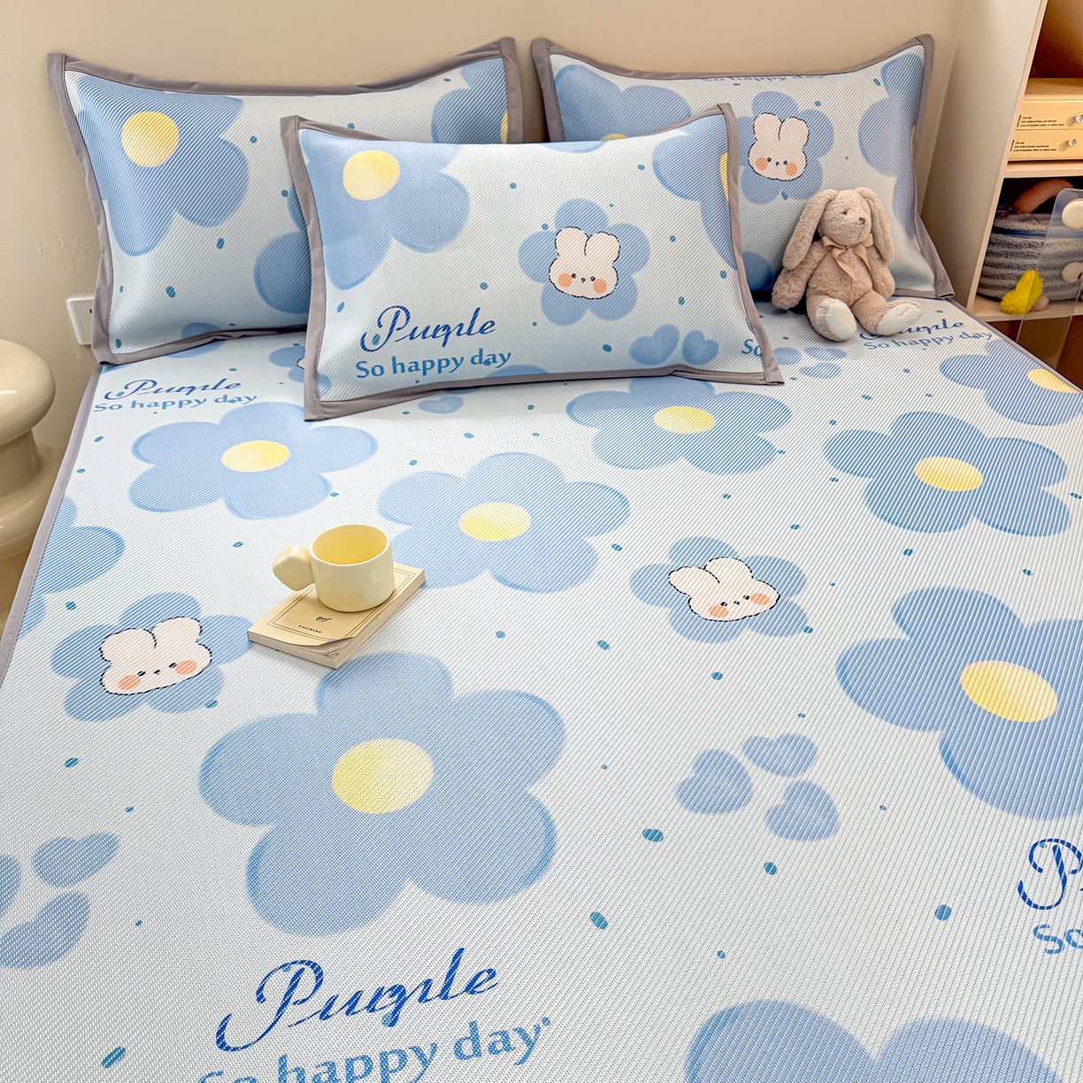 91家纺网 家纺一手货源 找家纺 懒猫家纺 2026春夏新款600D数码印花冰藤凉席席子-床笠款 兔兔花开