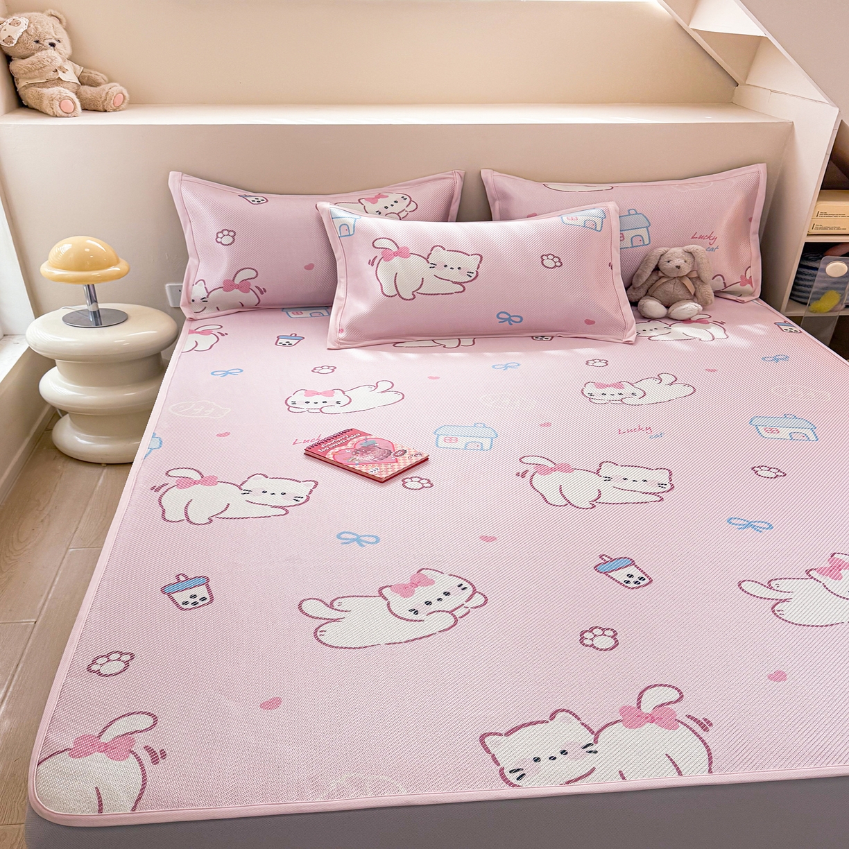 91家纺网 家纺一手货源 找家纺 懒猫家纺 2026春夏新款600D数码印花冰藤凉席席子-床笠款 奶茶猫咪