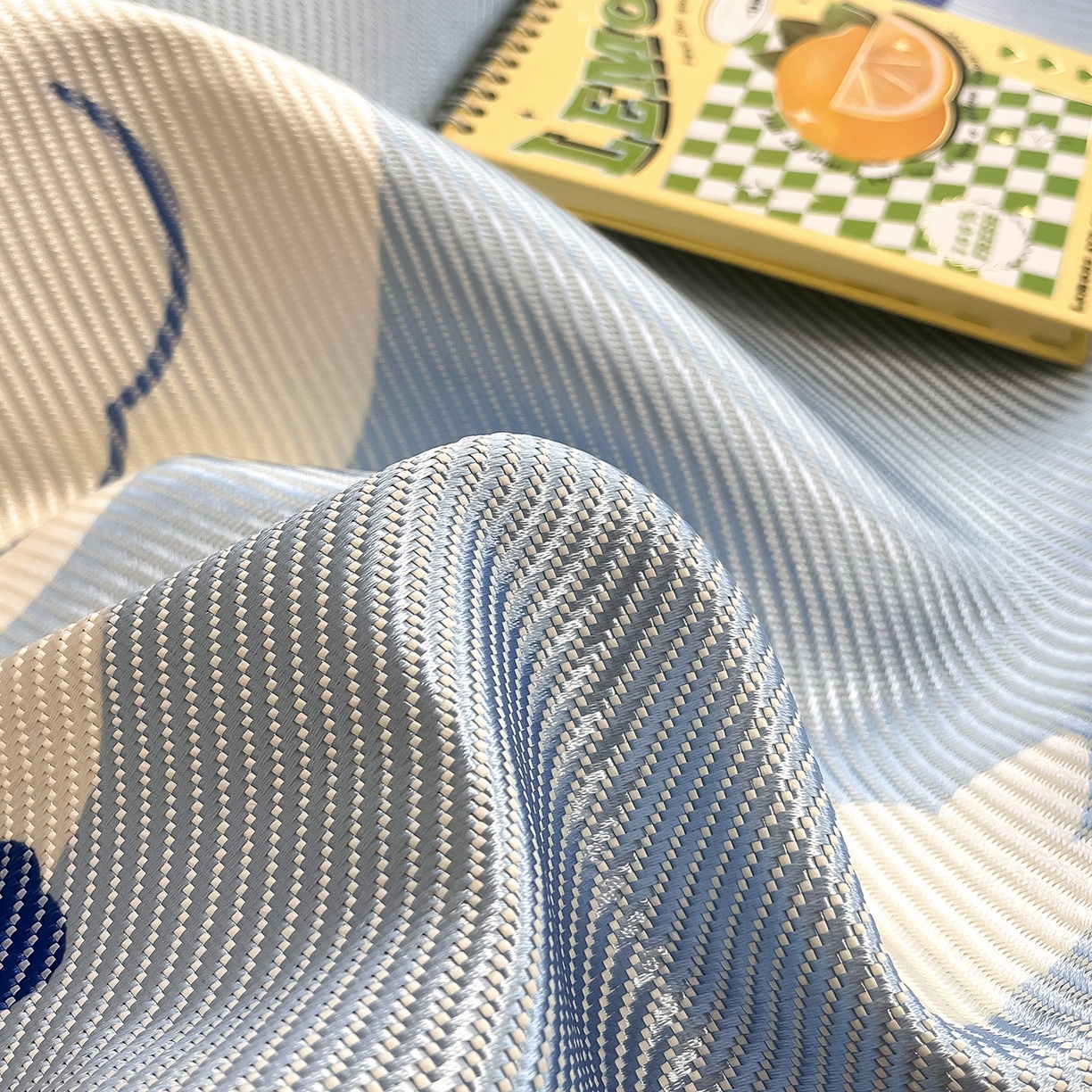 91家纺网 家纺一手货源 找家纺 懒猫家纺 2026春夏新款600D数码印花冰藤凉席席子-床笠款 小鸭子