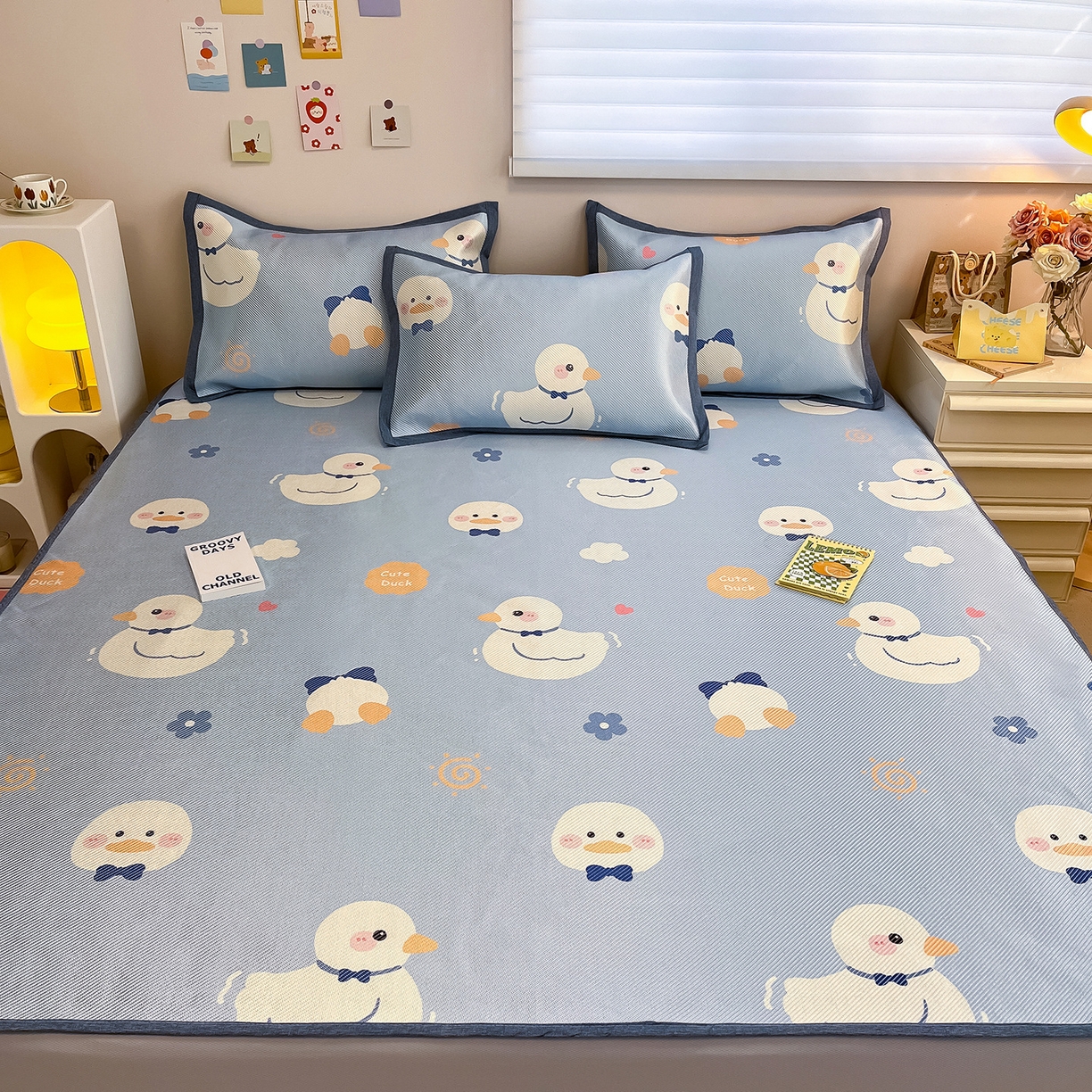 91家纺网 家纺一手货源 找家纺 懒猫家纺 2026春夏新款600D数码印花冰藤凉席席子-床笠款 小鸭子